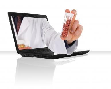 Legyünk körültekintőek onlone vásárláskor! Laptopból egy köpenyes kéz tablettákat nyújt át